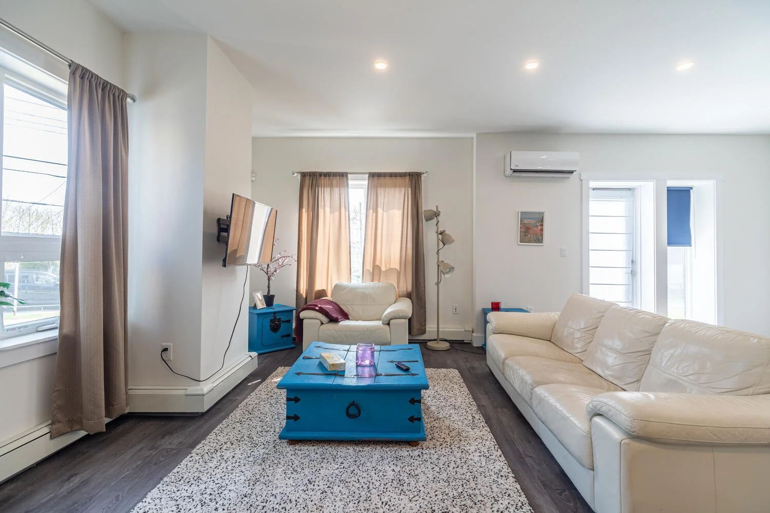 Sweet Digs – 240 Spacious & Stylish apt with AC